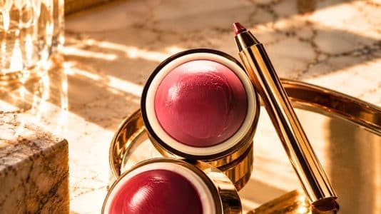 Le blush crème s'impose comme la tendance maquillage de 2026 chez YSL, Prada et Kosas