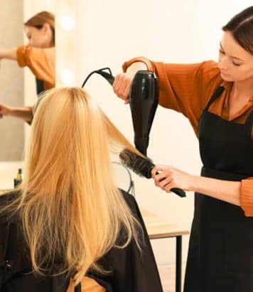 Le bouton air froid que les coiffeurs conseillent à la fin du brushing pour fixer les boucles et éliminer les frisottis