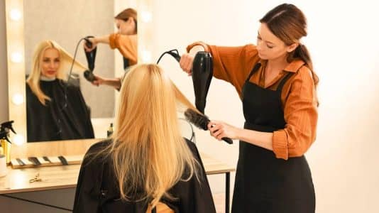 Le bouton air froid que les coiffeurs conseillent à la fin du brushing pour fixer les boucles et éliminer les frisottis