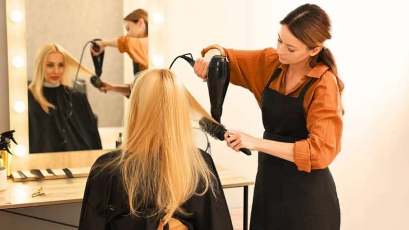 Le bouton air froid que les coiffeurs conseillent à la fin du brushing pour fixer les boucles et éliminer les frisottis