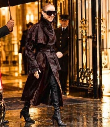 Le look de Céline Dion sous la pluie parisienne en trench cuir marron et lunettes XXL au Royal Monceau