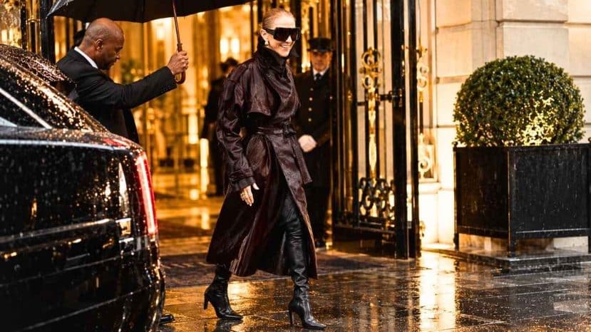 Le look de Céline Dion sous la pluie parisienne en trench cuir marron et lunettes XXL au Royal Monceau