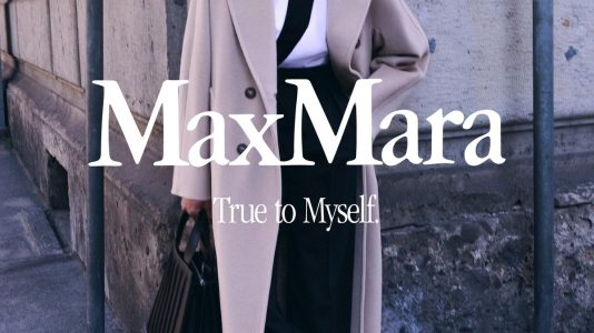 ParisSelectBook - Le manteau Max Mara né en 1981 s'impose encore comme un repère féminin
