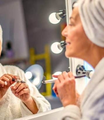 Le maquilleur Charly Salvator a trouvé le fond de teint pour peau mature qui lisse sans marquer les rides