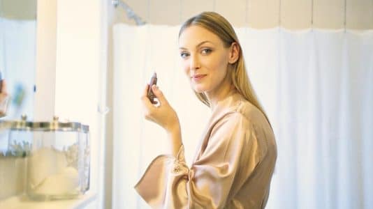 Le maquilleur Charly Salvator est "dégouté de ne pas l'avoir créé" : ce fond de teint en gouttes transforme les peaux matures