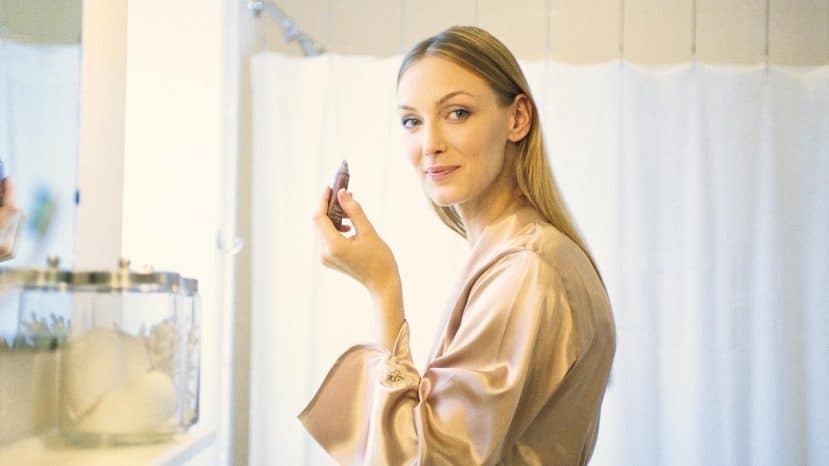 Le maquilleur Charly Salvator est "dégouté de ne pas l'avoir créé" : ce fond de teint en gouttes transforme les peaux matures