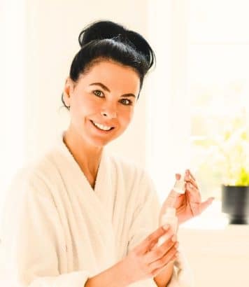 Le sérum anti-âge Roc à moins de 50€ qui promet un micro-lifting cellulaire en 30 minutes sans médecine esthétique