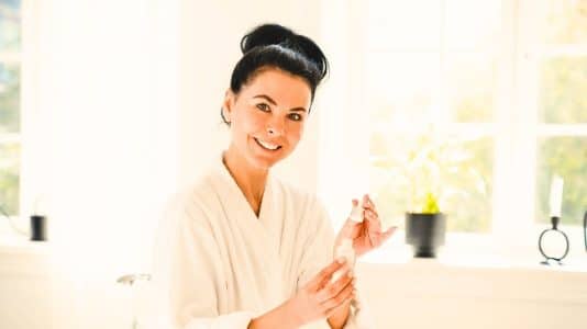 Le sérum anti-âge Roc à moins de 50€ qui promet un micro-lifting cellulaire en 30 minutes sans médecine esthétique