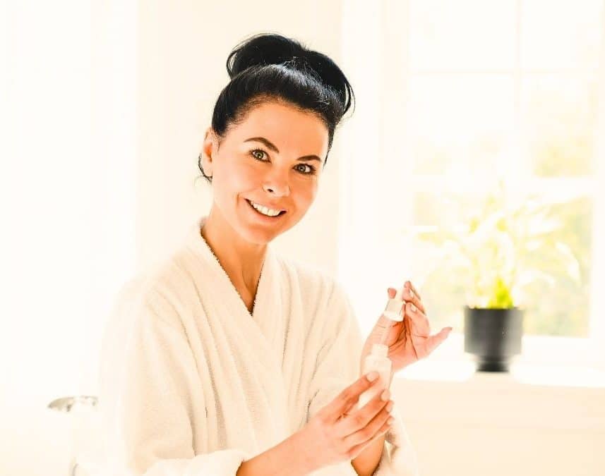 Le sérum anti-âge Roc à moins de 50€ qui promet un micro-lifting cellulaire en 30 minutes sans médecine esthétique