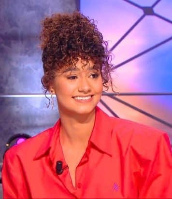 Lena Mahfouf signe un sac DeMellier en daim à 650€ qui s'impose comme le modèle phare de l'automne