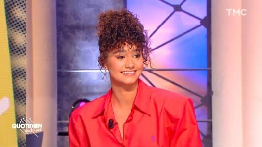 Lena Mahfouf signe un sac DeMellier en daim à 650€ qui s'impose comme le modèle phare de l'automne