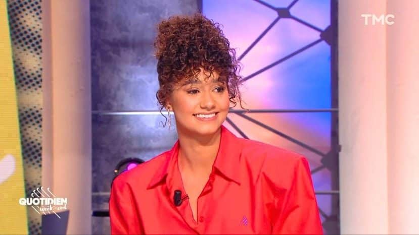 Lena Mahfouf signe un sac DeMellier en daim à 650€ qui s'impose comme le modèle phare de l'automne