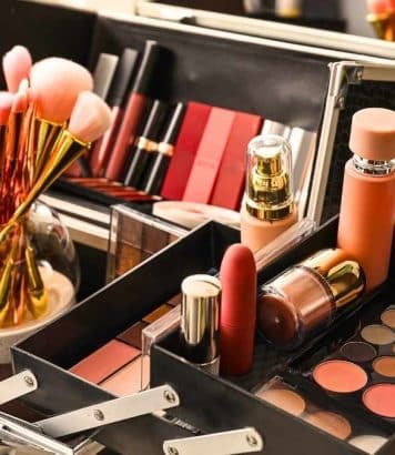 Les astuces de maquilleuse d'Emily in Paris pour lifter les paupières tombantes après 40 ans