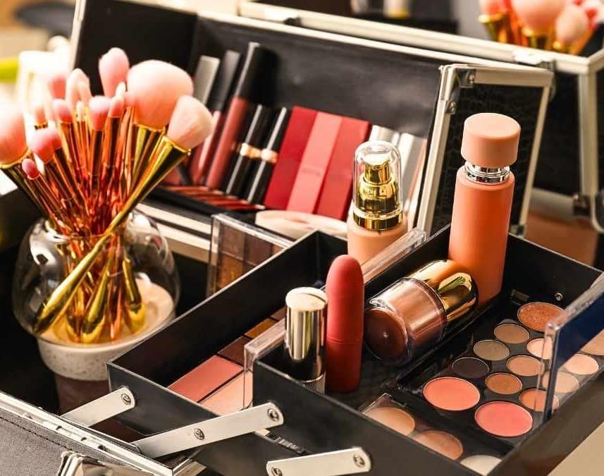 Les astuces de maquilleuse d'Emily in Paris pour lifter les paupières tombantes après 40 ans