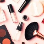 Les astuces d'une maquilleuse pour transformer son rouge à lèvres en encre longue tenue toute la journée