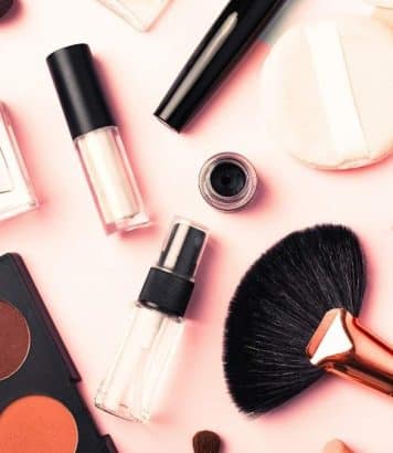 Les astuces d'une maquilleuse pour transformer son rouge à lèvres en encre longue tenue toute la journée
