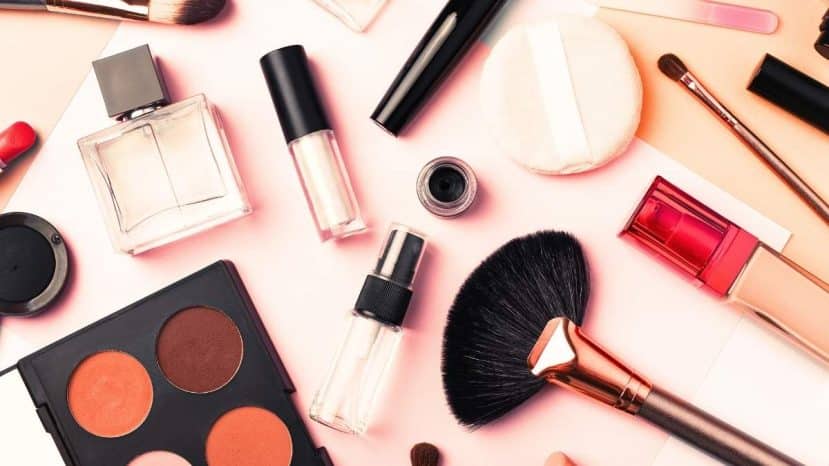 Les astuces d'une maquilleuse pour transformer son rouge à lèvres en encre longue tenue toute la journée