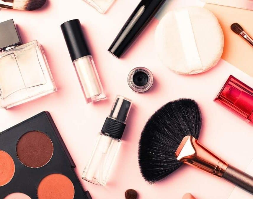 Les astuces d'une maquilleuse pour transformer son rouge à lèvres en encre longue tenue toute la journée
