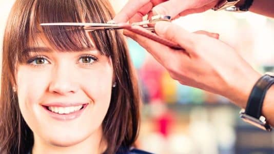 Les coiffeurs sont unanimes sur la couleur de cheveux qui rajeunit après 45 ans cet automne