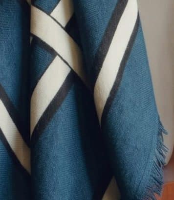 ParisSelectBook - L'étole Pio de Sézane s'offre deux nouveaux coloris pour l'automne