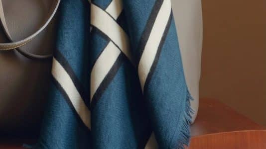 ParisSelectBook - L'étole Pio de Sézane s'offre deux nouveaux coloris pour l'automne