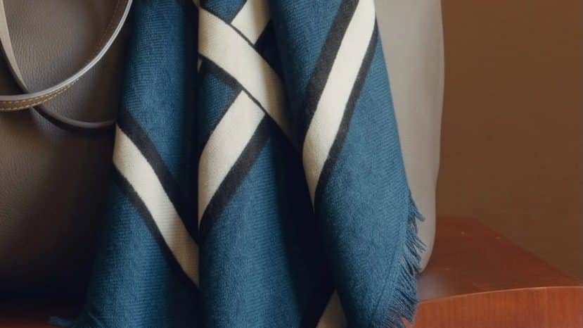 ParisSelectBook - L'étole Pio de Sézane s'offre deux nouveaux coloris pour l'automne