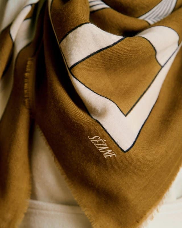L'étole Pio de Sézane s'offre deux nouveaux coloris pour l'automne