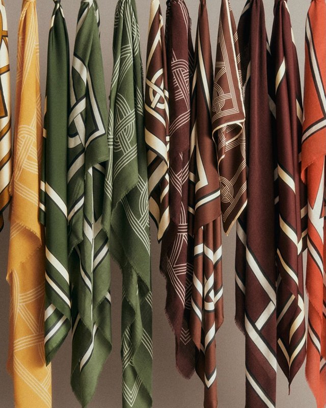 L'étole Pio de Sézane s'offre deux nouveaux coloris pour l'automne