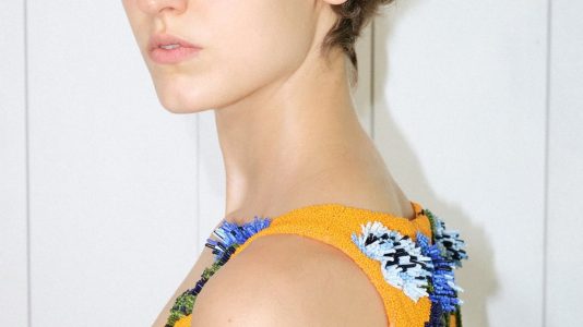 ParisSelectBook - Loewe joue le trompe-l'œil avec des perles caviar au printemps 2027