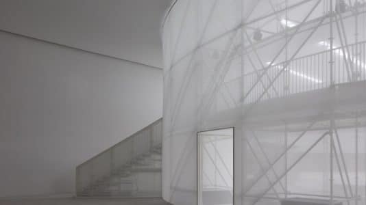 ParisSelectBook - Loewe transforme le Château de Vincennes en arène pour son défilé SS27