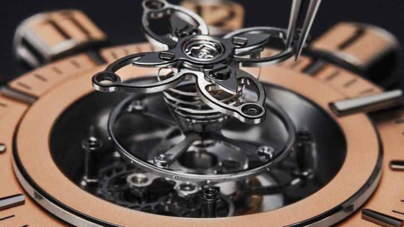 ParisSelectBook - Louis Vuitton grave sa fleur Monogram au coeur d'un tourbillon platine