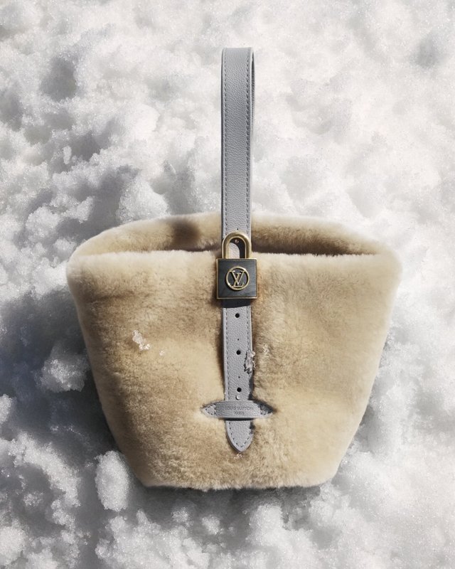 Louis Vuitton transforme l'après-ski en séduction de tweed et shearling