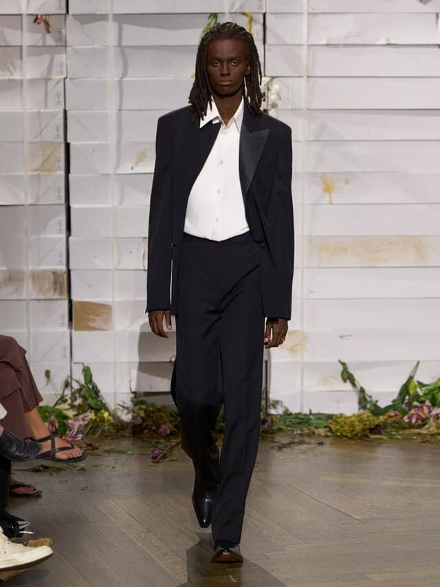 Maison Margiela durcit le trench pour révéler une silhouette inédite