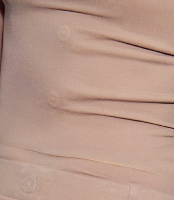 ParisSelectBook - Maison Margiela fige ses vêtements sous une peau de tissu pour 2026