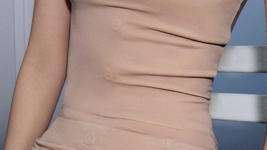 ParisSelectBook - Maison Margiela fige ses vêtements sous une peau de tissu pour 2026