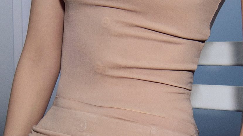 ParisSelectBook - Maison Margiela fige ses vêtements sous une peau de tissu pour 2026