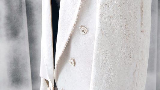 ParisSelectBook - Maison Margiela peint, cuit et craquelle ses pièces pour l'hiver 2026