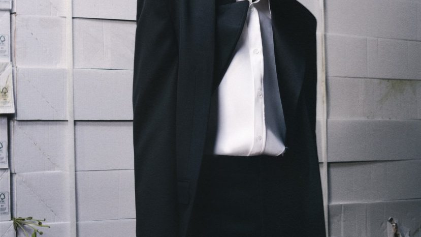 ParisSelectBook - Maison Margiela retourne ses chemises et sculpte ses tailleurs pour le printemps-été 2027