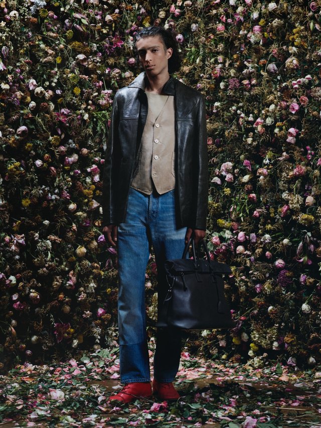 Maison Margiela retourne ses chemises et sculpte ses tailleurs pour le printemps-été 2027