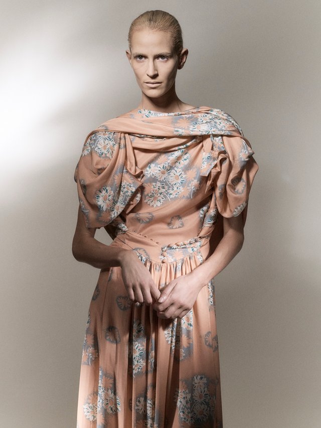 Maison Margiela retourne ses chemises et sculpte ses tailleurs pour le printemps-été 2027