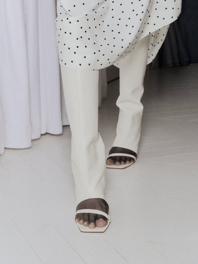 Maison Margiela retourne ses chemises et sculpte ses tailleurs pour le printemps-été 2027