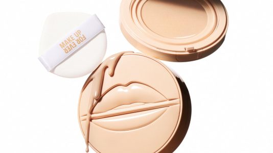 ParisSelectBook - Make Up For Ever réserve son cushion soin SPF 50 à l'Asie