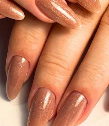 Manucure caramel mouchetée sur les ongles de Dua Lipa et Kendall Jenner, le bordeaux a du souci à se faire