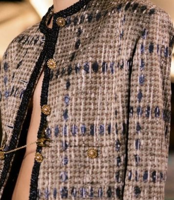 ParisSelectBook - Matthieu Blazy déconstruit le tailleur Chanel au fil du tweed