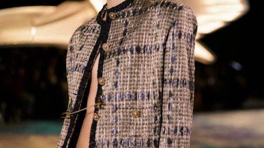 ParisSelectBook - Matthieu Blazy déconstruit le tailleur Chanel au fil du tweed