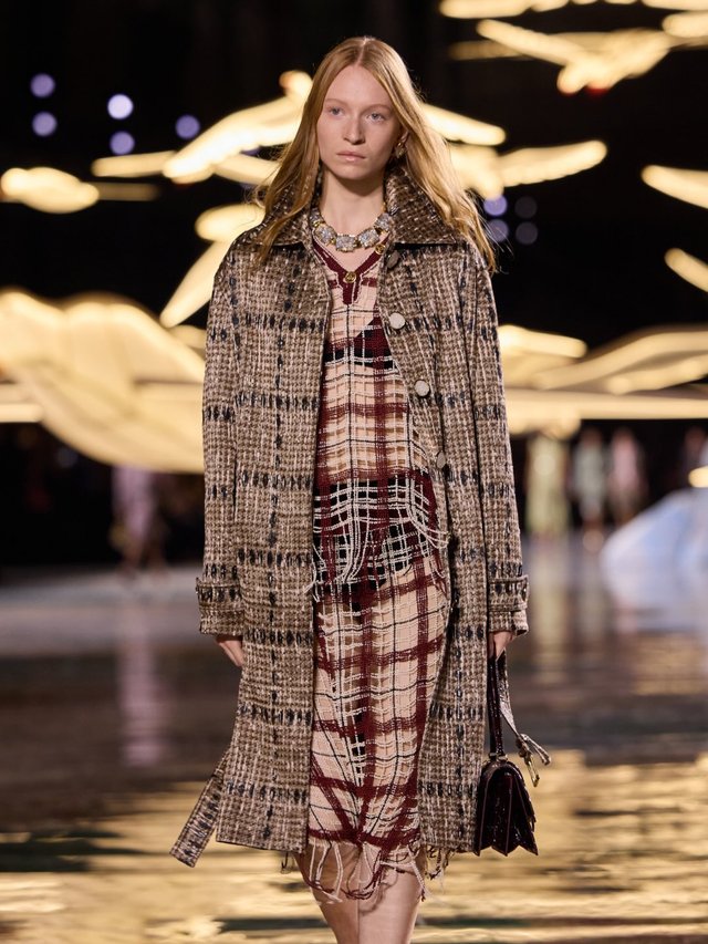 Matthieu Blazy déconstruit le tailleur Chanel au fil du tweed