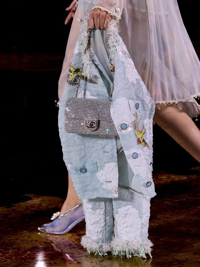 Matthieu Blazy habille Chanel de soie et de lumière pour 2027