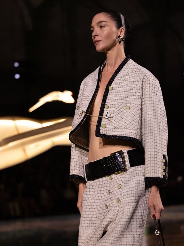 Matthieu Blazy raccourcit le tailleur Chanel pour le printemps-été 2027