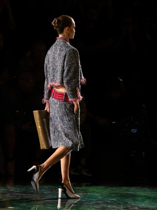Matthieu Blazy raccourcit le tailleur Chanel pour le printemps-été 2027