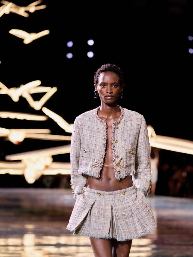 Matthieu Blazy raccourcit le tailleur Chanel pour le printemps-été 2027
